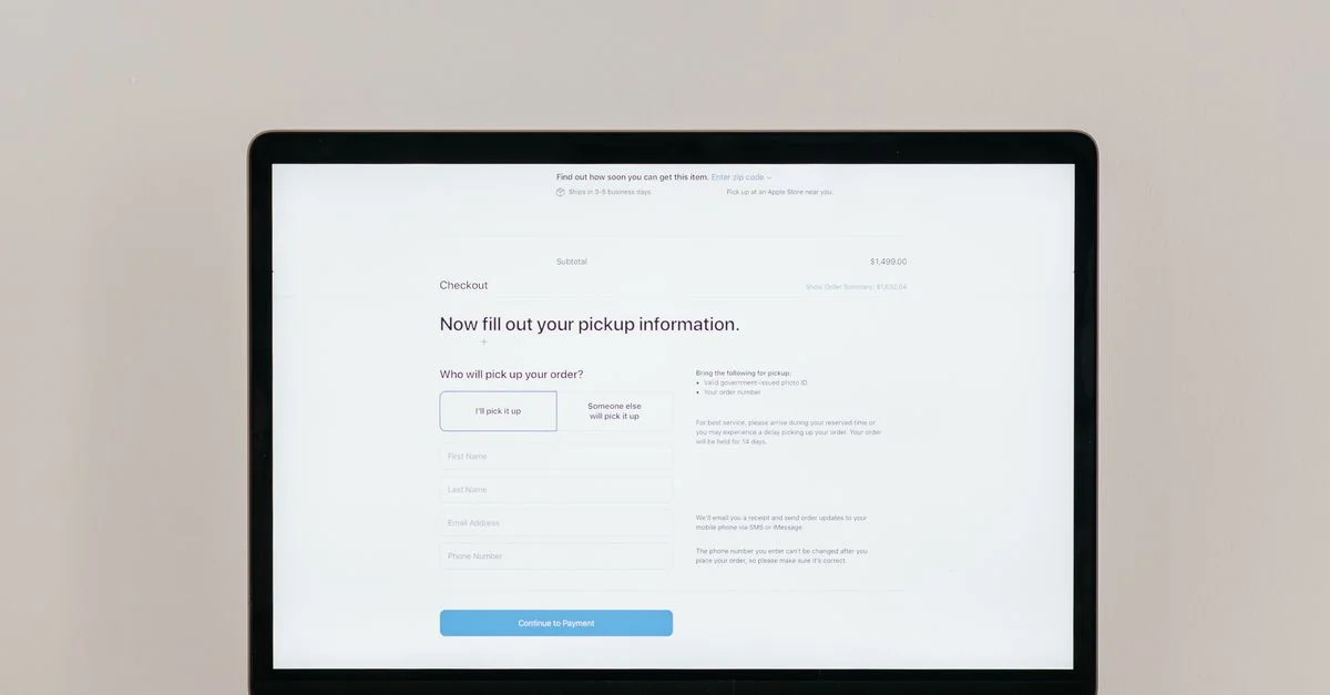 Un ordinateur portable affichant un formulaire de paiement en ligne, mettant en avant la technologie et le e-commerce.