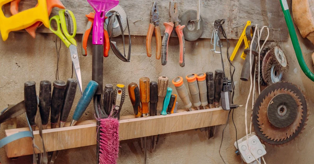 Outils à main organisés sur un mur dans un atelier. Équipement de menuiserie essentiel soigneusement exposé.