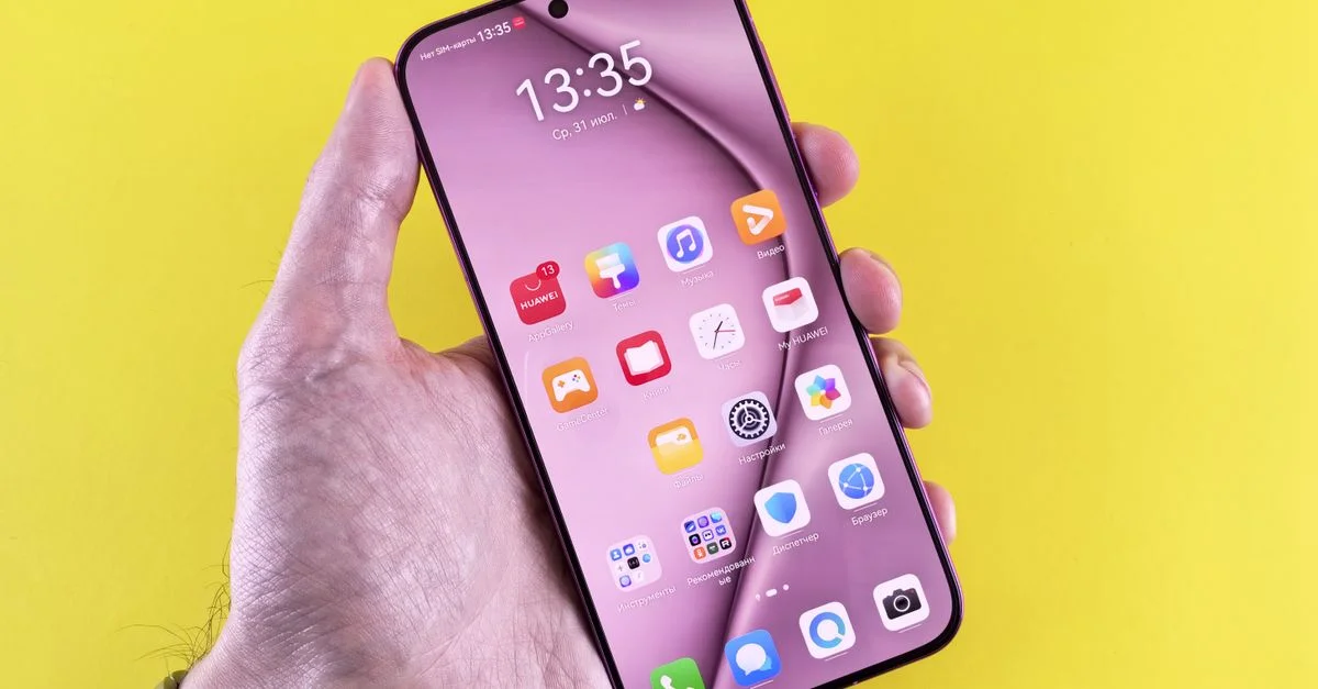 Personne tenant un smartphone avec des applications affichées sur un écran rose, fond jaune.