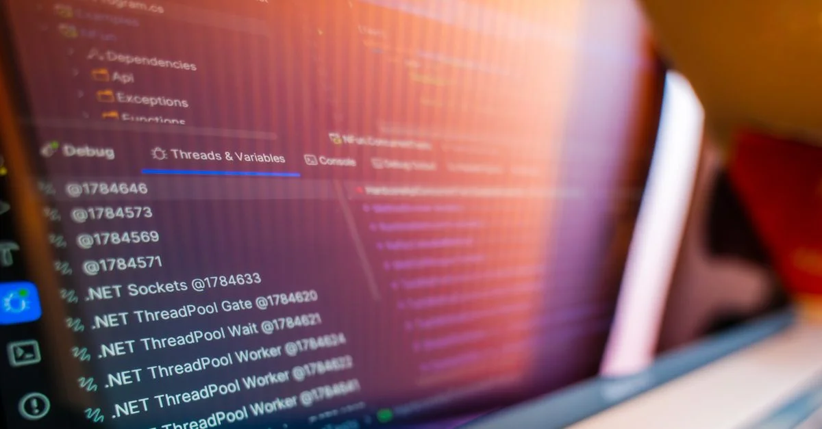 Vue rapprochée d'un écran d'ordinateur affichant du code et des informations de débogage.